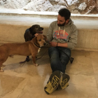 L'actor va aprofitar la seva visita a la ciutat amb el seu espectacle 'Odio' per promocionar l'adopció d'animals durant una trobada amb dues voluntàries i dos gossos de la Protectora d'Animals de Tarragona
