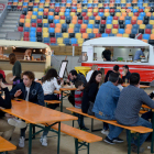 Imatges de les furgonetes restaurant a la Tarraco Arena Plaça.