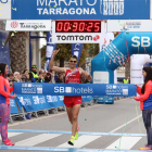 Imatges de l'arribada dels primers participants de la Marató de Tarragona al punt final, situat al Moll de Costa.