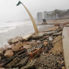 La playa de la Pineda se ha visto gravemente afectada por el temporal, las piedras han llegado hasta el paseo