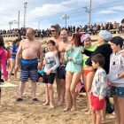 Los más atrevidos, algunos disfrazados, se han encontrado en la playa del Milagro para hacer lúltim baño del año.