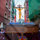 El Viacrucis de Dilluns Sant recorre en silenci els carrers de la Part Alta