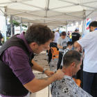 80 barbers i 10 perruqueres han treballat intensivament aquest matí pel càncer infantil