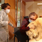 Terapia con perros en el Centro de Alzhéimer de Reus