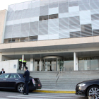 Imagen general de la fachada del Hospital Virgen de la Cinta de Tortosa, con varios agentes de los Mossos D'Esquadra en la puerta, el 21 de marzo de 2016