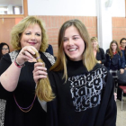 Las alumnas del Aura se cortan el pelo para luchar contra el cáncer