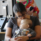 Pla mig d'una mare que fa un petó al seu nadó en la trobada de mares a l'Hospital Verge de la Cinta de Tortosa. Imatge del 2 d'octubre de 2016