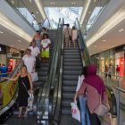 El centro comercial registró a más compradores que los comercços de la ciudad.