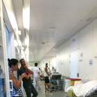 Imatges d'ahir a la tarda, quan es repetia l'acumulació de pacients als passadissos, ja que esperaven poder accedir a una habitació.