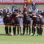 Els jugadors del CF Reus en la conjura prèvia a la disputa del derbi, que acabava en 1-0 per als de la capital del Baix Camp.