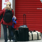 Una turista con maletas en la Costa Daurada.