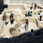 Zona donde se ha encontrado una plaza del siglo I mientras la visitan representantes de los consistorio, los directores de la excavación y la prensa.