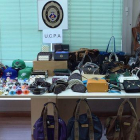 Se decomisan más de 1.600 productos falsificados preparados por la venta ambulante en Salou