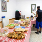 La falta de voluntarios reduce el servicio de desayuno del local para personas sin hogar Cafè i Caliu