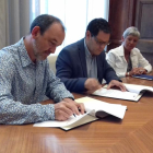 l teniente de alcalde y concejal de Bienestar Social del Ayuntamiento de Valls, Jordi Cartanyà, y el director de Concesiones de Cataluña Sur de Sorea, Emili Giralt, han firmado el convenio.