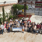 Foto de grup de les famílies beneficiades amb l'ajut juntament amb l'alcalde de la Canonja, Roc Muñoz.