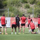 Vicente Moreno, dando instrucciones a sus jugadores durante el entrenamiento de este martes al anexo del Nuevo Estadio.