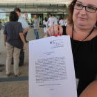 Una miembro del comité de empresa de Ginsa, Noelia Macías, mostrando la demanda presentada al juzgado de lo social de Reus, durante la protesta convocada ante el hospital de Reus, el 5 de julio de 2016