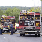 Membres del cos de bombers participant aquest dilluns en l'extinció d'un foc proper al barri.