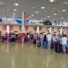 Una imatge de l'interior de l'Aeroport de Reus, amb els mostradors de facturació.