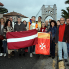 Foto de família del periodista letó Otto Ozols amb representant de l'ANC de les Terres de l'Ebre i de l'Ajuntament d'Amposta davant del Pont Penjant de la capital del Montsià. Imatge del 4 d'abril de 2016