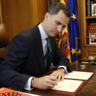 Felipe VI firma el decreto de convocatoria de las elecciones