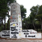 El estado actual, lleno de pintadas, del monumento franquista del Coll del Moro.