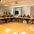 Gran pla general de la reunió que el conseller Josep Rull i els màxims responsables d'infraestructures han mantingut amb els alcaldes de Terres de l'Ebre i el Camp de Tarragona per abordar la problemàtica de l'N-340, el 3 d'agost de 2016 (horitzontal)