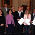 Nou equip de govern de l'Ajuntament de Reus a la sala de plens del consistori, després de signar l'acord entre CiU, ERC-MES-MDC-Avancem-AM i Ara Reus, el 25 de febrer de 2016.