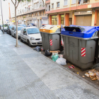 Els contenidors del carrer de l'Escultor Rocamora estan envoltats de brossa gairebé cada dia.