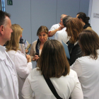 Pla obert de diversos membres del comitè d'empresa de l'Hospital Sant Joan de Reus, conversant a les portes d'on se celebra la reunió del Consell d'Administració del centre. Imatge del 30 de març de 2016