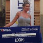 La jove Esther Barrabeig amb el seu premi de 1.000 euros.