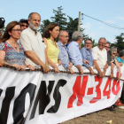 Pla general de diversos alcaldes rere la pancarta i la cadena que reivindica "solucions per a l'N-340", en el tall de carretera del 29 de juliol de 2016 (horitzontal)