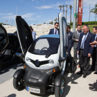 Los diferentes representantes municipales pudieron hacer una primera cata de los vehículos sostenibles.