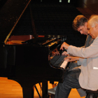 Pierre Reach y Karst de Jong tocando el piano.