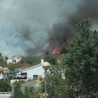 Evaquen veïns de la urbanització El Castell per l'incendi de la Pobla de Montornès