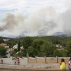 Diversos veïns de la Pobla de Montornès contemplen la columna de fum de l'incendi. Imatge del 5 d'agost de 2016