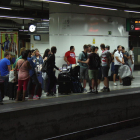 Usuaris esperant el tren a l'andana de l'estació de Sants