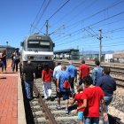 El reclam per uns trens dignes a les Terres de l'Ebre reuneix un centenar de persones a l'estació de l'Aldea