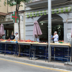 Els veïns del centre denuncien l'ocupació a la via pública de les fruiteries