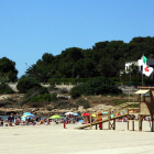 Una de las nuevas torres de intervención inmediata de la Cruz Roja en la playa de l'Arrabassada de Tarragona.