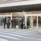 Una imatge d'arxiu de l'accés a la terminal de l'Aeroport de Reus, amb alguns passatgers.