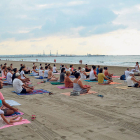 Imagen de la sesión de yoga en la playa.