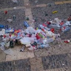 Imagen de archivo de basura acumulada después de una celebración festiva en Tarragona.