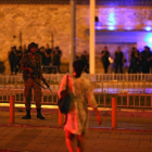 Soldats turcs guàrdia a la plaça de Taksim a Istanbul, Turquia.