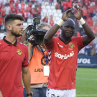 Archille Emaná, al lado de Jordi Calavera, después de quedar eliminado de la promoción de ascenso contra el Osasuna, en el Nou Estadi.