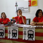 Portaveus de la Plataforma Trens Dignes Terres de l'Ebre-Priorat, amb Montse Castellà, al centre, en la presentació de la protesta de diumenge a l'Aldea. Imatge del 15 de juny de 2016