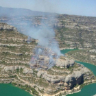 Un incendio forestal quema junto al pantano de Margalef, en la sierra del Montsant