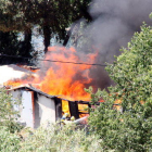 Cremen dues barraques a prop de la sala Kursaal de Valls