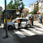 Un turisme i un bus urbà col·lideixen al centre de Torredembarra